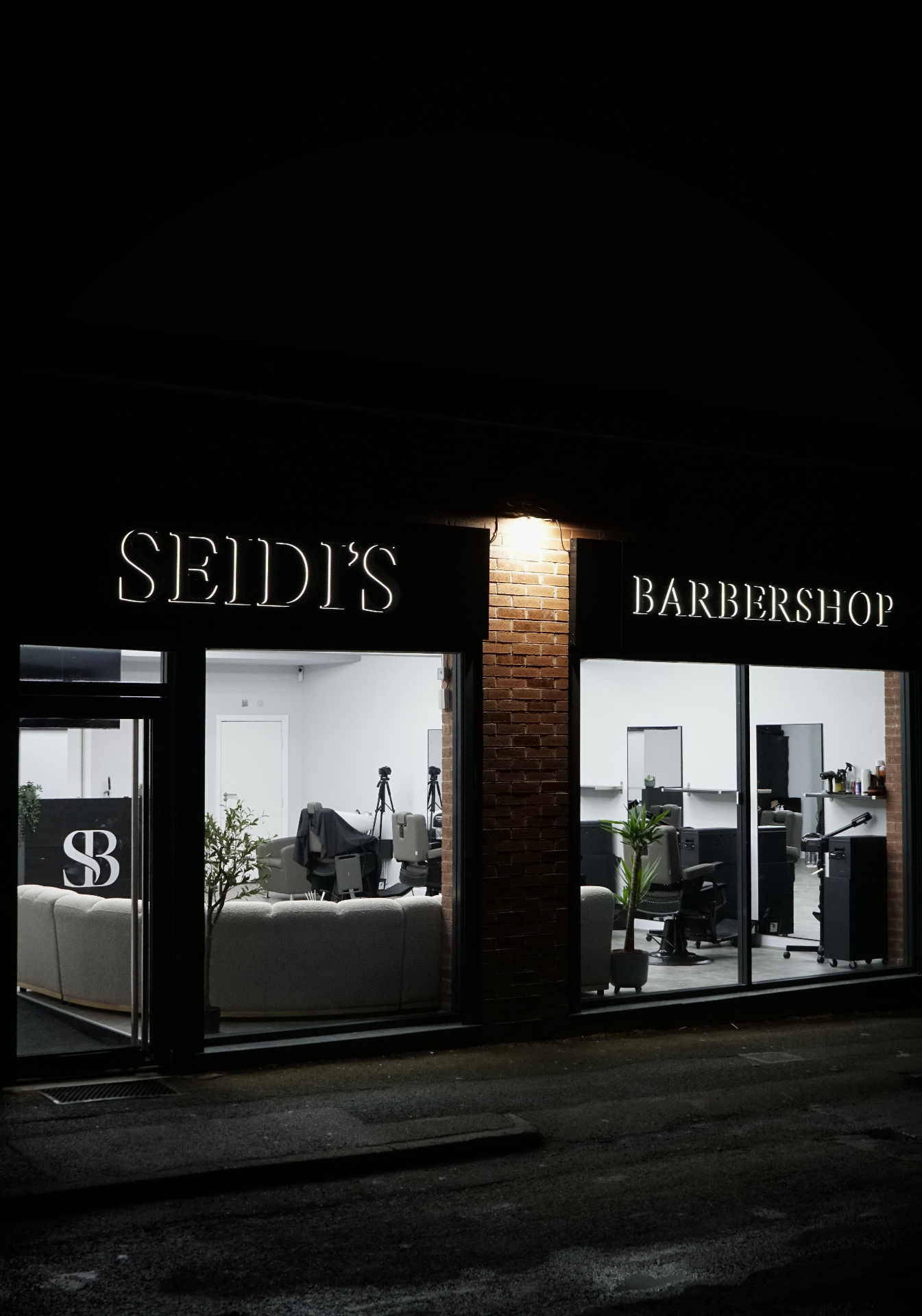 Seidi's Barbershop interior